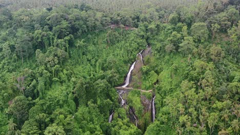 Luftlandschaft-Des-Wasserfalls-Kerta-Gangga-Mitten-Im-Bergdschungel-In-Lombok,-Indonesien
