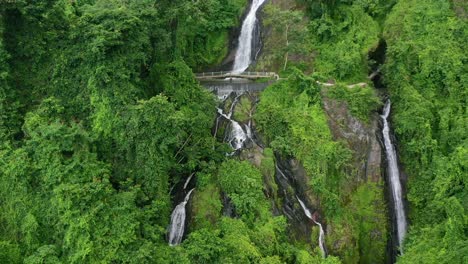 Muchas-Cascadas-Que-Fluyen-A-Través-De-La-Jungla-En-Kerta-Gangga-En-Lombok-Indonesia,-Antena