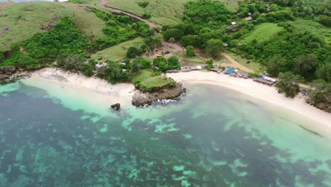 Hermosa-Costa-De-Arrecifes-De-Coral-Verde-Esmeralda-Con-Playa-Tropical-De-Arena-Blanca-En-Bukit-Merese-Lombok,-Antena