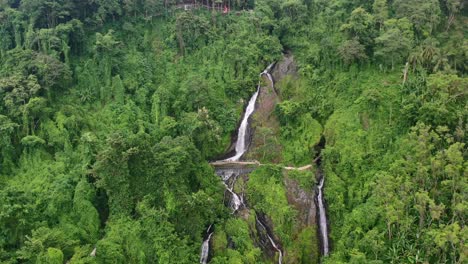 Luftzoom-Des-Kerta-Gangga-Wasserfalls-Im-Dschungelberg-Von-Lombok