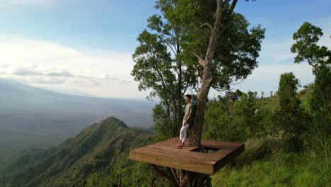 Mann-An-Beliebter-Touristenattraktion-In-Bali-Am-Süßen-Aussichtspunkt-Von-Lahangan,-Aus-Der-Luft