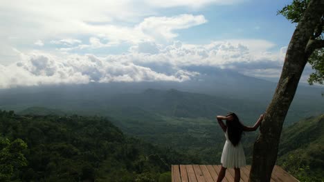 Schöner-Blick-Auf-Das-Tal-Vom-Aussichtspunkt-Lahangan-In-Bali-Bei-Sonnenuntergang-Mit-Blick-Auf-Den-Vulkan,-Antenne