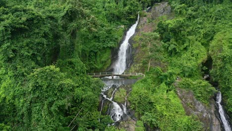 Luftzoom-Aus-Kerta-Gangga-Wasserfall-Im-Tropischen-Dschungel-Der-Insel-Lombok