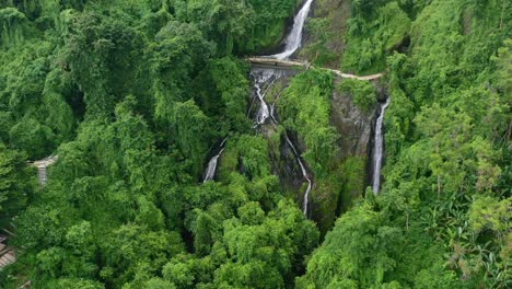 Kerta-Gangga-Wasserfall,-Der-Sich-Auf-Dem-Dschungelberg-In-Viele-Ströme-Aufteilt