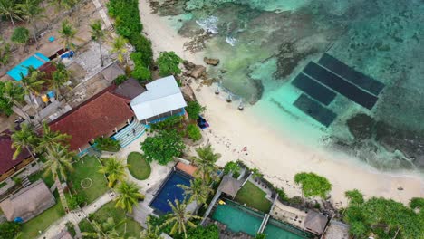pristine-white-sand-at-Secret-Point-Beach-in-Nusa-Ceningan-Bali-on-sunny-day,-aerial-top-down
