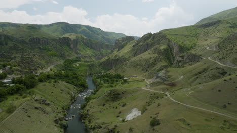 Luftaufnahme-Des-Mtkvari-Flusses-Und-Der-Schlucht-In-Der-Nähe-Von-Tmogvi-In-Georgia