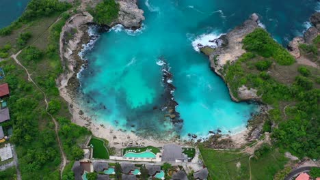 villas-on-a-cliff-at-Blue-Lagoon-at-Nusa-Ceningan-Island,-aerial-top-down