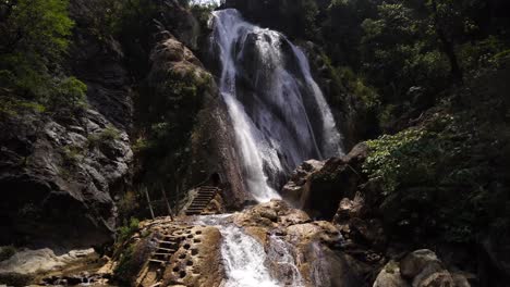 Hoher-Wasserfall-Mit-Leiter-Und-Treppe-Zum-Hinaufklettern-Hinter-Die-Wasserfälle