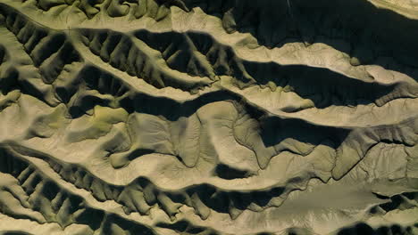 Obenliegende-Ansicht-Von-Wüstensanddünen-Mit-Kurven-Und-Wirbelndem-Muster-In-Utah,-Usa