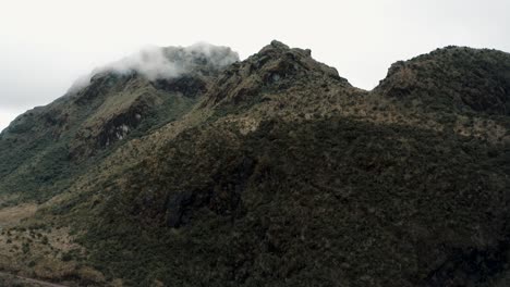 Berggipfel-Mit-Dünnen-Nebligen-Wolken-Im-Cayambe-Coca-reservat-Wandern-In-Der-Nähe-Von-Papallacta,-Ecuador