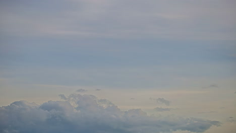 Nubes-Moviéndose-Rápidamente-En-El-Cielo-Durante-El-Día
