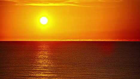 Aufnahme-Eines-Wunderschönen-Sonnenuntergangs-über-Dem-Meer-Im-Zeitraffer