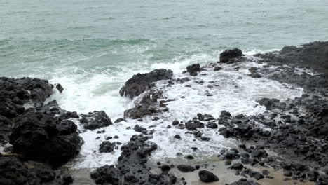 Wellen,-Die-Mit-Großer-Wucht-Gegen-Die-Felsen-Schlagen-Und-Das-Wasser-Stark-Anheben