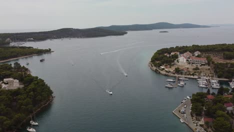 Toma-Cinematográfica-De-Drones-Del-Tráfico-Marítimo-Con-Barcos-Que-Regresan-Al-Puerto-De-Milna,-Isla-De-Brac,-Croacia