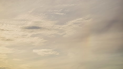 Zeitraffer-Der-Wolken,-Die-Mit-Optischem-Sonnenhalo-Effekt-Am-Himmel-Vorrücken