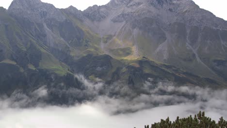 Zeitraffer-Von-Nebel,-Der-Sich-Durch-Die-Berge-In-Einem-Tal-Bewegt