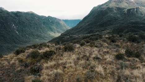 Exuberantes-Montañas-Y-Valles-En-El-Parque-Nacional-Cayambe-Coca-En-Papallacta,-Ecuador---Toma-Aérea-De-Drones