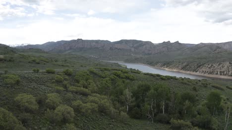 Approaching-the-Gunnison-River-in-western-Colorado-USA,-Aerial-flyover-shot