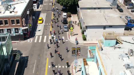 Un-Gran-Paquete-De-Bicicletas-En-Una-Carrera-En-El-Barrio-De-Venice-De-Los-Angeles,-California---Vista-Aérea