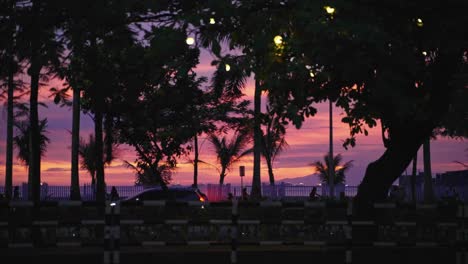Lila-Himmel-Im-Sonnenuntergang-In-Der-Bucht-Von-Manila-Eingefangen