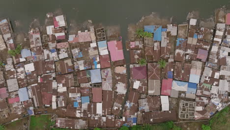 Top-down-aerial-footage-of-a-neighborhood-in-Freetown,-Sierra-Leone-that-is-right-next-to-the-water