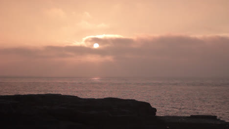 Eine-Filmische-Aufnahme-Des-Sonnenaufgangs-Am-Frühen-Morgen-Auf-Der-Rechnung-In-Portland,-England