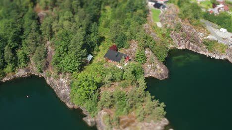Luftaufnahme-Der-Felsigen-Fjordküste