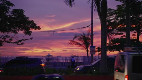 Manila-Bay-Sonnenuntergang-Mit-Lila-Himmel-In-Metro-Manila,-Philippinen