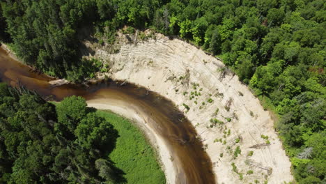 Luftaufnahme-Des-Wassers,-Das-Auf-Einer-Großen-Biegung-Durch-Einen-Wald-Im-Arrowhead-Park,-Ontario,-Kanada-Fließt