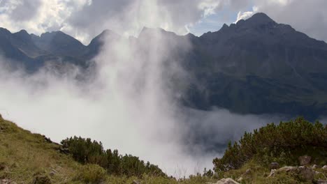 Zeitraffer-Von-Nebel,-Der-Sich-Durch-Die-Berge-In-Einem-Tal-Bewegt-Und-Am-Ende-Völlig-Neblig-Ist