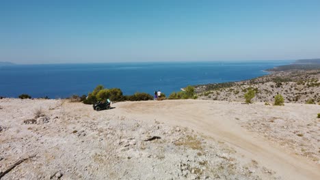 Paar-Bewundern-Die-Malerische-Küstenansicht-Der-Adria-Auf-Einem-Hügel-Auf-Der-Insel-Brac,-Kroatien-Mit-Der-Insel-Hvar-Im-Hintergrund