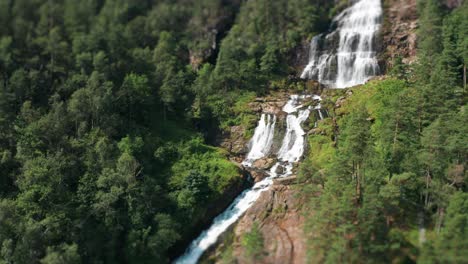Ein-Wunderschöner-Wasserfall-Ergießt-Sich-über-Die-Waldbedeckten-Berge