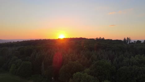 Niedriger-Drohnenflug-über-Laubbäume-Während-Eines-äußerst-Farbenprächtigen-Sonnenuntergangs-In-Deutschlands-Landschaft