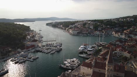 Aufschlussreiche-Aufnahme-Des-Wunderschönen-Hafens-Von-Milna,-Insel-Brac,-Kroatien,-Mit-Verschiedenen-Klassischen-Booten-Sowie-Modernen-Yachten-Und-Segelbooten