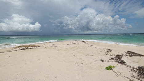 Statische-Handaufnahme-Der-Wellen-Des-Türkisfarbenen-Wassers-An-Einem-Paradiesischen-Strand-Mit-Regnerischen-Wolken-Im-Hintergrund