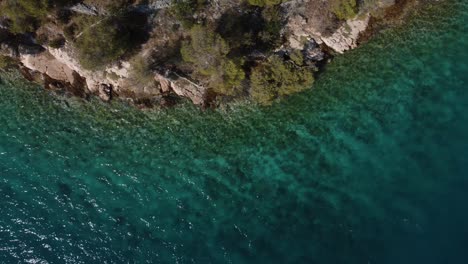 Overhead-Aufnahme-Einer-Felsformation,-Die-Als-Strand-In-Brac,-Kroatien,-Genutzt-Wird