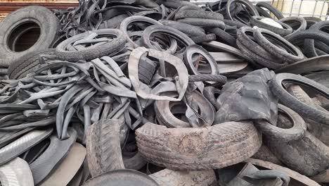 Neumáticos-Usados-En-El-Patio-De-Reciclaje