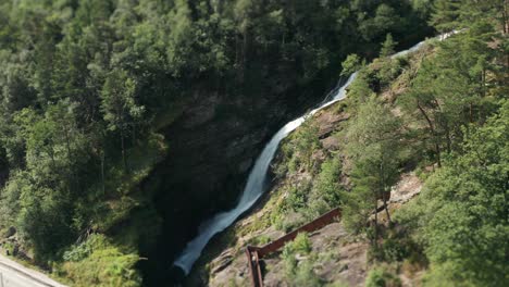 Luftaufnahme-Des-Mächtigen-Wasserfalls,-Der-Durch-Die-Enge-Schlucht-Stürzt