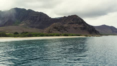 Makua-Sandstrand-Und-Berge-An-Der-Küste-Von-Oahu,-Hawaii,-überführungsansicht