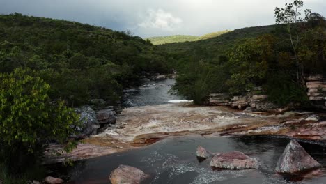 Wunderschöner-Luftdrohnen-Dolly-In-Aufnahme-Des-Mucugezinho-Flusses-Mit-Einem-Kleinen-Wasserfall,-Der-Zu-Einem-Natürlichen-Pool-In-Der-Nähe-Der-Teufelsgrube-Im-Chapada-Diamantina-Nationalpark-In-Brasilien-Führt