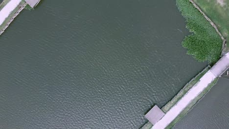 Luftaufnahme-Einer-Flussküste-In-Macieira-De-Alcoba,-Águeda,-Portugal