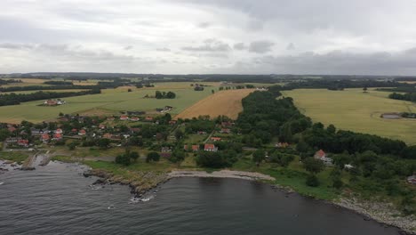 Blick-über-Ein-Kleines-Dorf-An-Der-Küste-Der-Dänischen-Insel-Bornholm