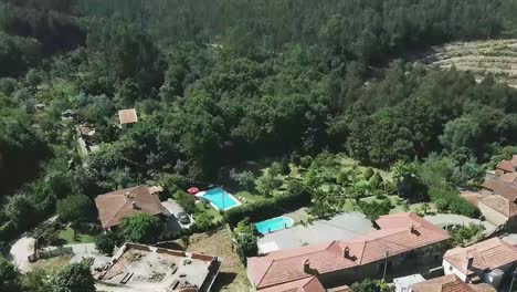 Luftaufnahme-Eines-Portugiesischen-Dorfes-In-Macieira-De-Alcoba,-Águeda,-Portugal