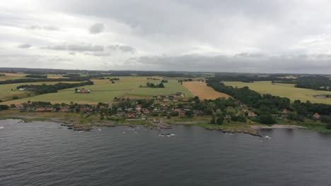 Vista-De-Drones-De-Un-Pequeño-Pueblo-En-La-Isla-Danesa-De-Bornholm-En-El-Verano