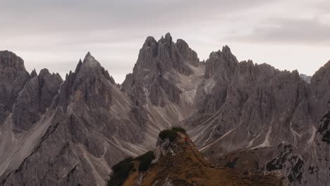 Excursionista-Aventurero-En-Solitario-Escalar-El-Mirador-Cadini-Di-Measurina,-Dolomitas