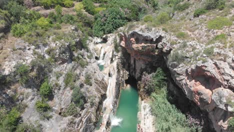 Sommerspaß-Im-Kühlen-Wasser-Des-Canal-De-Navarres-Und-Der-Wasserfälle