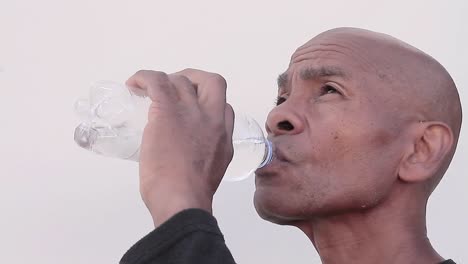 Día-Caluroso-Bebiendo-Agua-De-Una-Botella-De-Plástico-Con-Fondo-Blanco-Metrajes