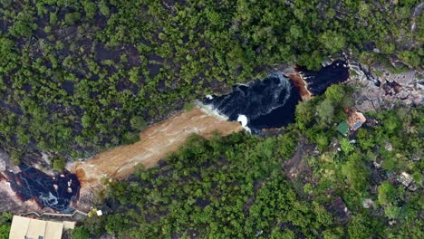 Schöne-Luftdrohne-Vogelperspektive-Rotierender-Schuss-Des-Mucugezinho-Flusses-Mit-Einem-Kleinen-Geneigten-Wasserfall,-Der-Zu-Einem-Natürlichen-Pool-In-Der-Nähe-Der-Teufelsgrube-Im-Chapada-Diamantina-Nationalpark-In-Brasilien-Führt