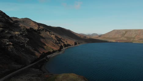 Imágenes-De-Drones-Del-Lago-Islandia-Sombras-De-Nubes-En-Movimiento-Rápido-En-Verano-Con-Cielo-Azul