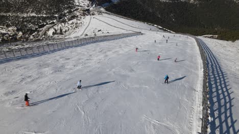 People-practice-skiing-in-Navacerrada,-Madrid,-Spain,-in-the-middle-of-a-beautiful-forest